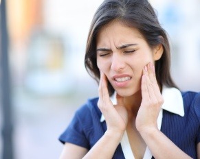 woman having tmj flare up