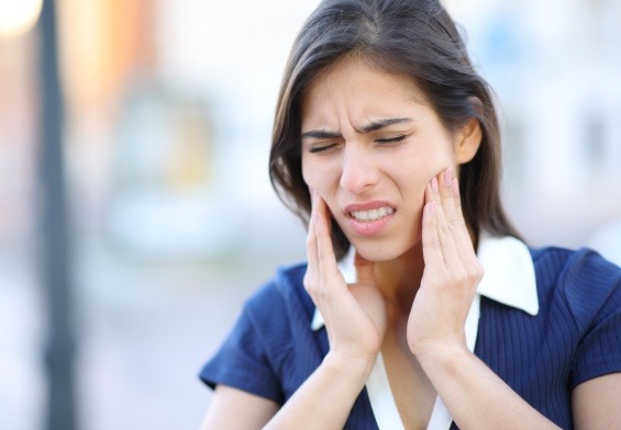 woman having tmj flare up